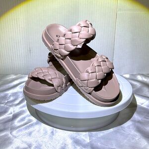 NWOT Qupid The Albina Slides in Sand Size 6